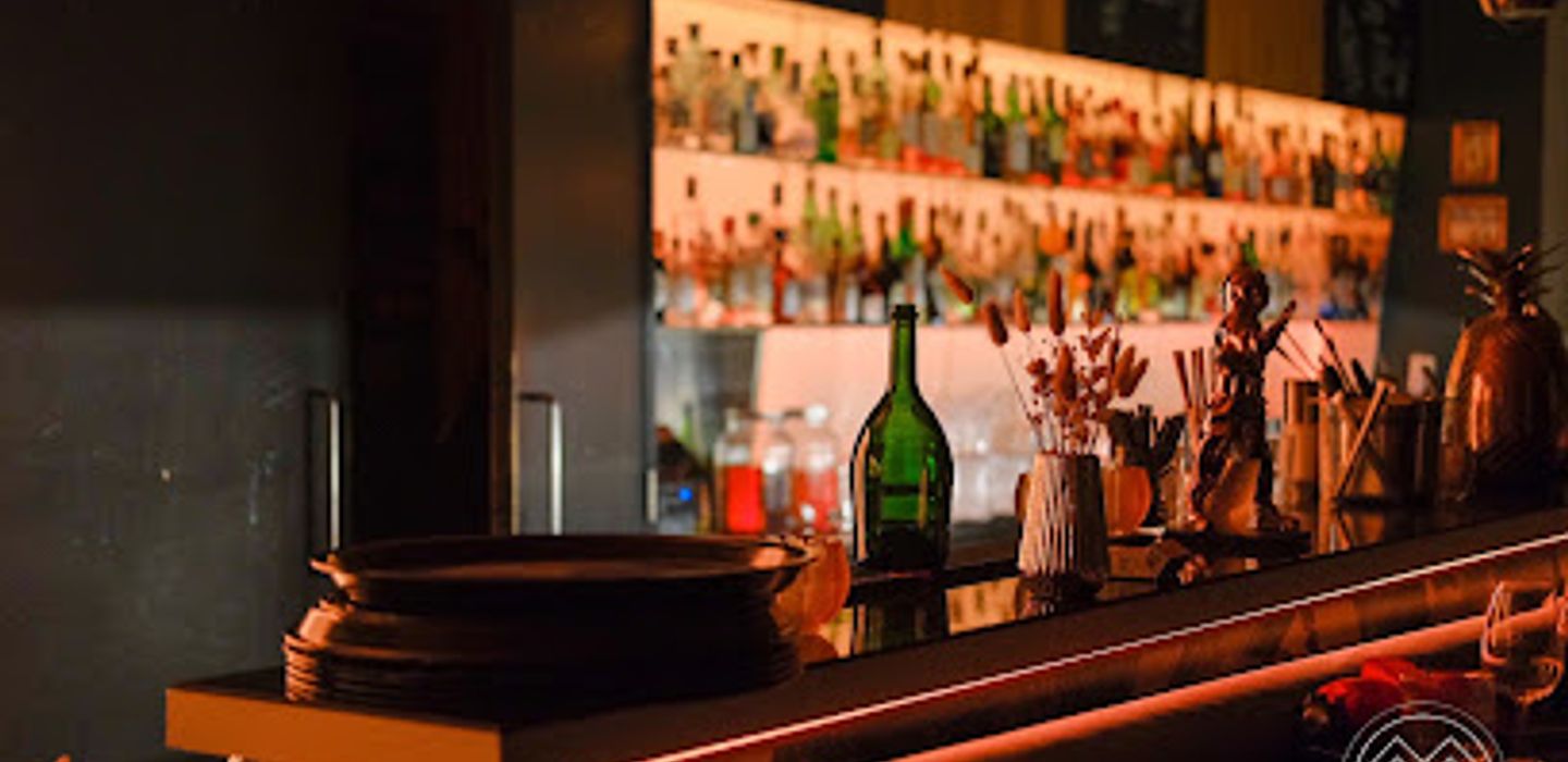 bestens. Cocktailbar