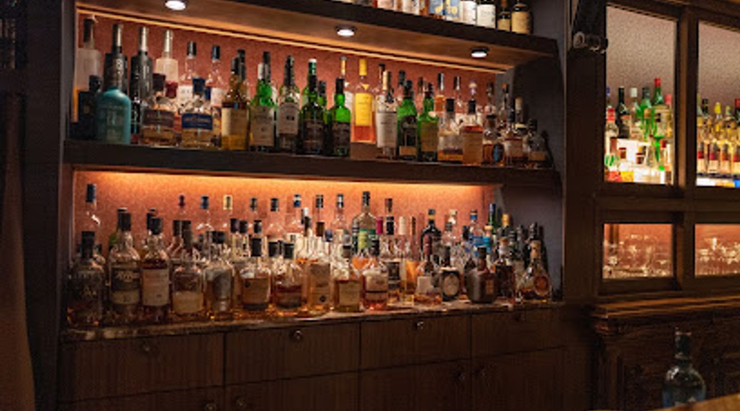 Bar the Lounge Top Note