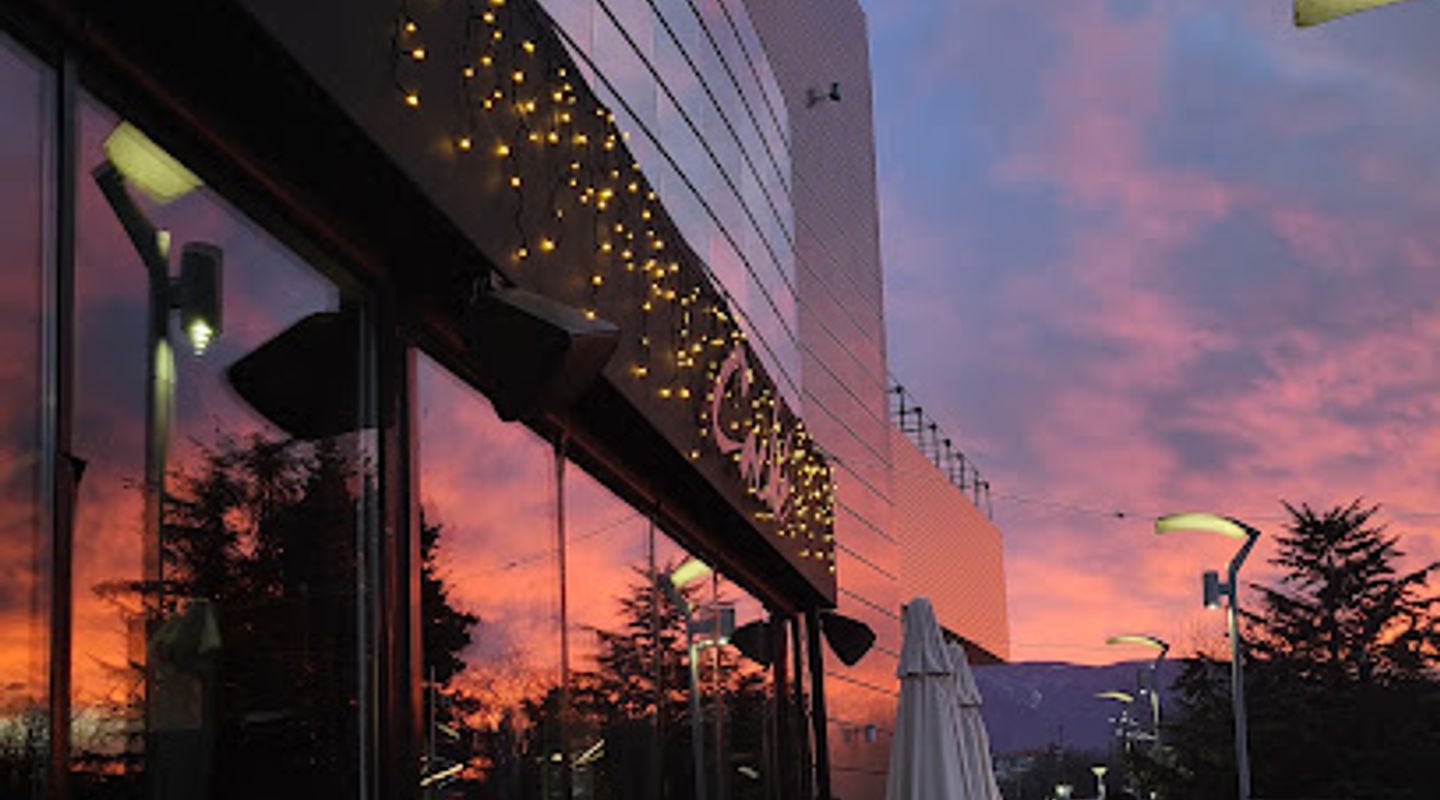 Caché Bar & Cafe