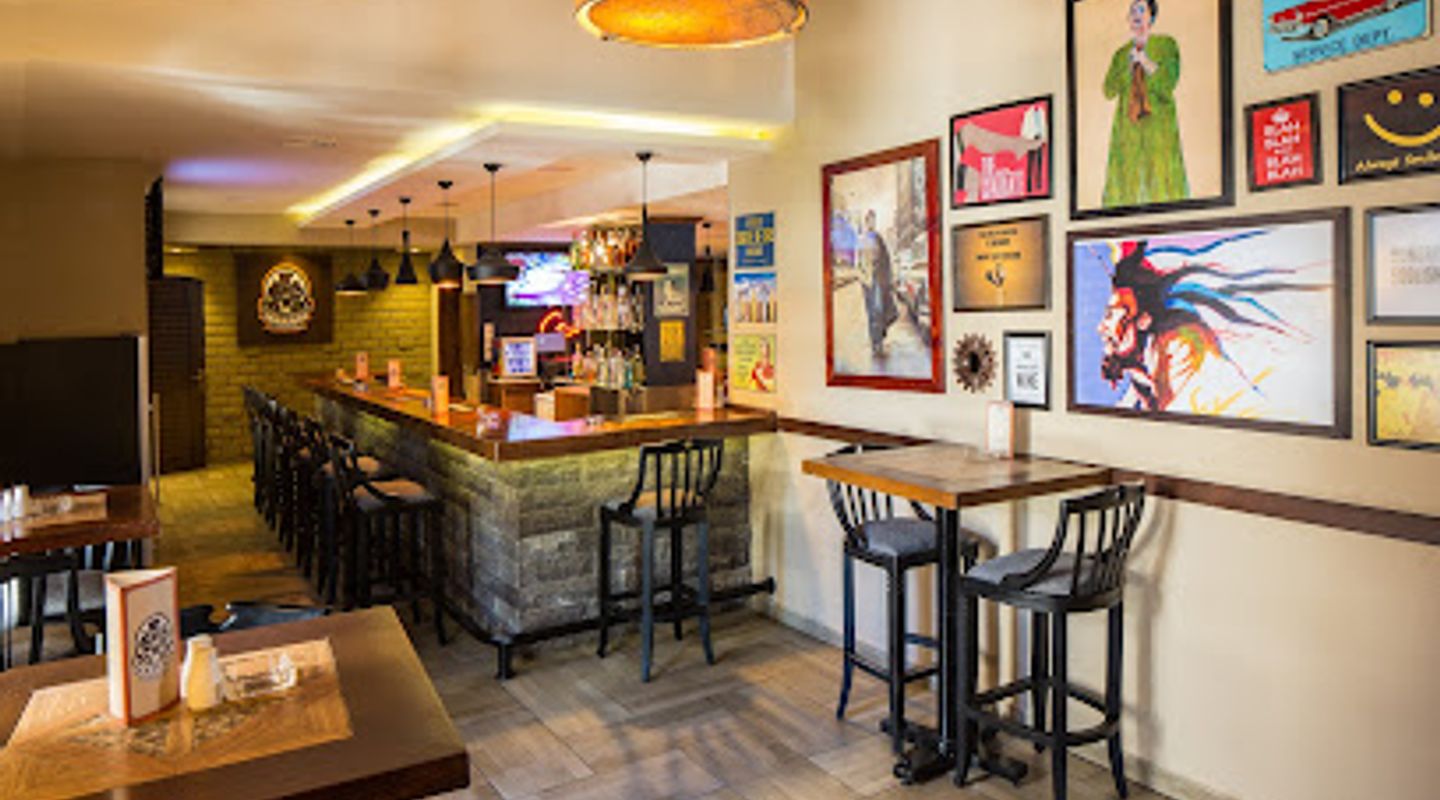 Houston's Restaurant And Pub