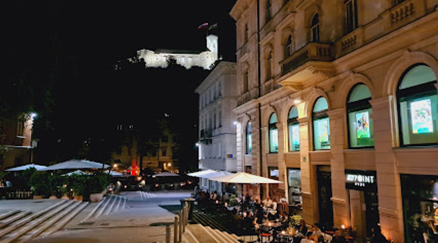 Dvorni Bar