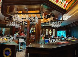 GEOFFREY'S- THE PUB