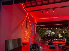 Full House Street Bar & Cafe