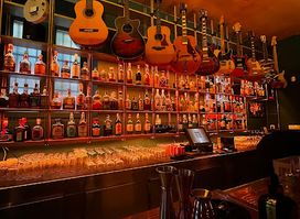 STRING’S BAR