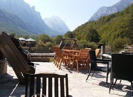Restorant Hartini, Ujevara Vuthaj