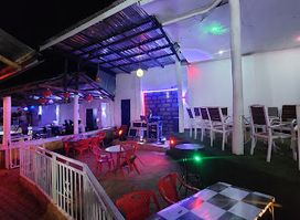 De place Bar and Restaurant