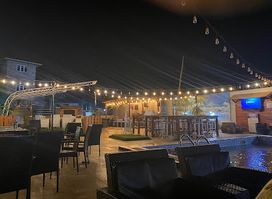 Cruzer Lounge & Bistro
