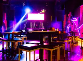 Queen Rose Lounge