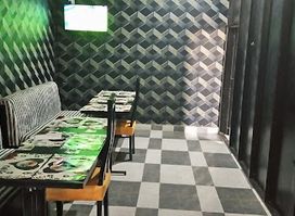 Jesla Lounge, Stores & restaurant