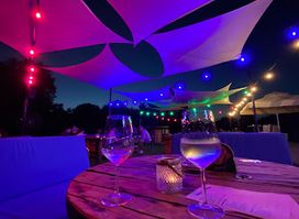 VÁCZ UP Garden & Bar