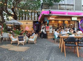 The camellia cafe & music bar