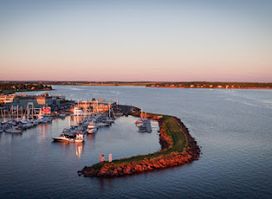 Breakwater Bar & Grill