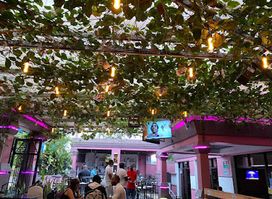 Fuchsia Lounge (Kwa Jules)