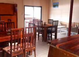 Emms Cafe & Lounge