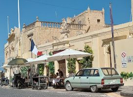La Couronne (fictional bar)