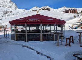 Umbrella Bar Après Ski