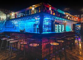 CASH AND COCO BAR AND GRILL