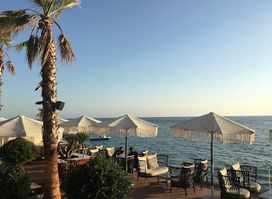 Aqua Lounge Bar & Restaurant