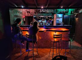Chronos bar de clasicos del rock en guatape, bar en guatape, lo mejor en cocteles en guatape, licorera en guatape, bar vip,
