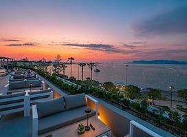 Théa Rooftop Bar & Lounge