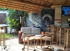 Cousin Vinny's Bar(pa mthunzi)