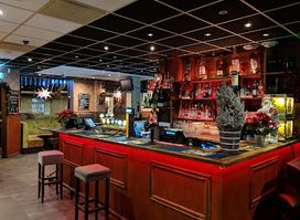 The Queen Restaurant bar