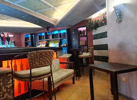 Singapore Sling Wine Bar