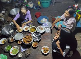 အမေကြီး မုန့်တီ ငါးဖယ်ကြော် (Best in Ngapali)