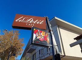 Le Petit Cafè