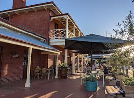 Henry's Bridge Hotel Echuca