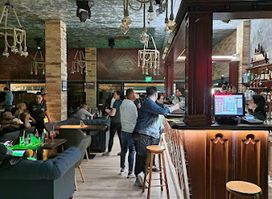 CRAZY RESTAURANT&PUB CORNISA