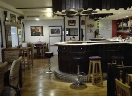 Canadian's Pub, Peter Mayer