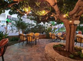 Julies Bar & Restaurant