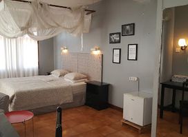 Q-Bar & Guest House