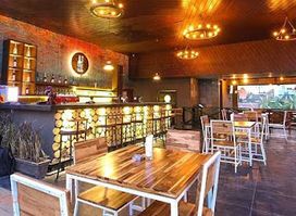 Stone Waters - Kitchen & Lounge