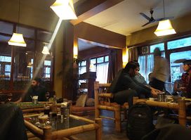 Drifters' Inn & Cafe- BAR Restaurant in Manu Temple Road Manali