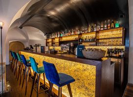 Flurin - Bar, Restaurant & Suites