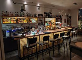 Πουθενά piano bar