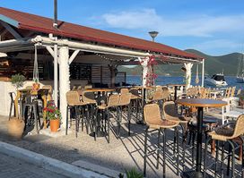 FRIENDS pub (bar)