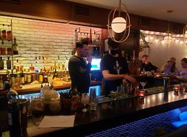 s o m e w h e r e dine bar