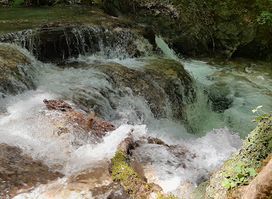 Թաքնված ջրվեժ