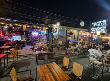 thailand/ayutthaya/wat-mahathat/bar/planet-earth-bar-restaurant