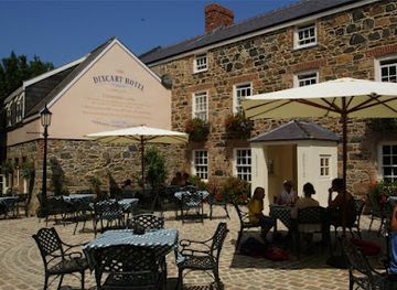 guernsey/brecqhou/bar/hugo-s-bar-and-bistro