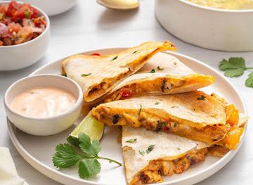 rhode-island/blackstone-river-bikeway/bar/la-70-bar-and-grill