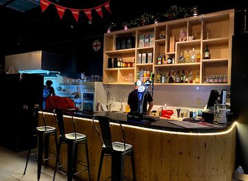 singapore/geylang/bar/the-whistle