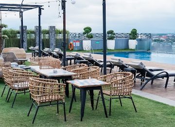 indonesia/yogyakarta/malioboro/bar/10-10-pool-bar-rooftop