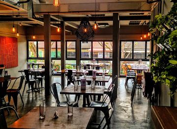 singapore/serangoon/bar/plonk