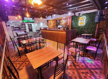 ecuador/andean-highlands/bar/hotspot-cerveza-artesanal-cocteles-alitas-bbq-hamburguesas-parrilla-bar-grill-bar-karaoke