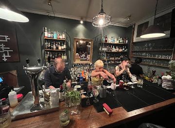 chile/valparaiso/cerro-bellavista/bar/tio-bar