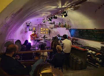 israel/jerusalem/old-city/bar/shoshana-bar